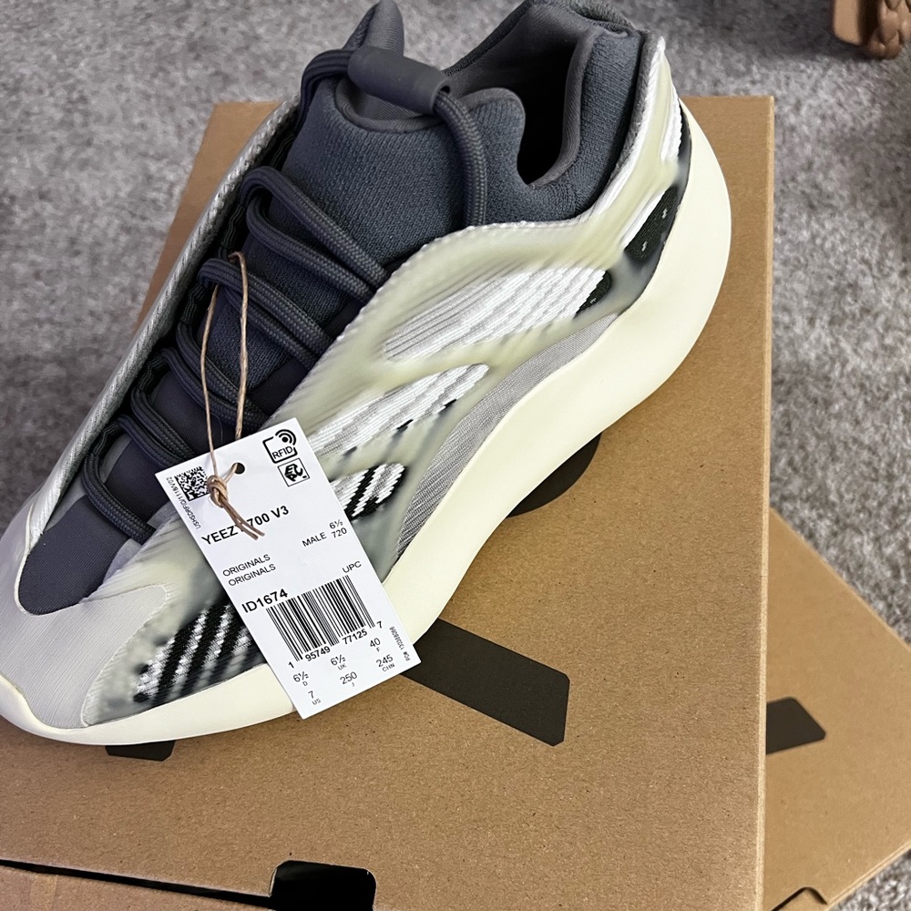 Yzy 700 v3